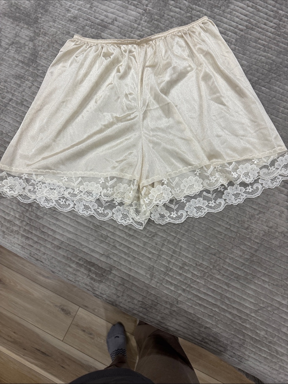 Delicate Lace-Trim Womens Pettipants Shorts — Cream